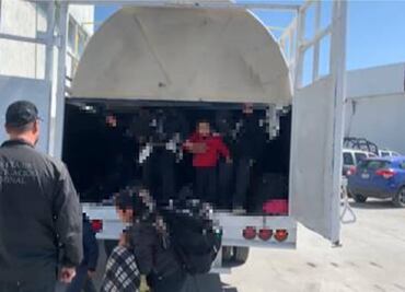 Descubre INM a 59 migrantes escondidos en tinacos que transportaba camioneta en NL