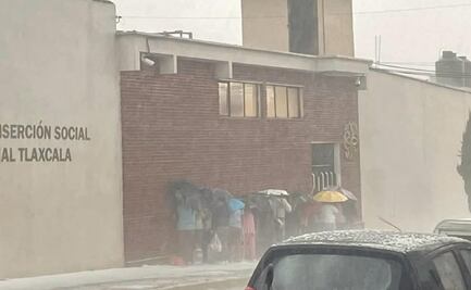 Tromba deja expuestas a familias en penal de Tlaxcala; autoridades les niegan resguardo