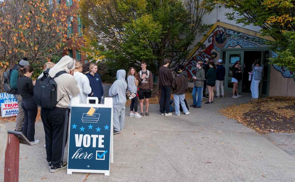 Personas esperan en una fila para votar en un centro de votación instalado en la tienda Banana Factory, este martes, en Bethlehem, Pensilvania (Estados Unidos). Foto: EFE