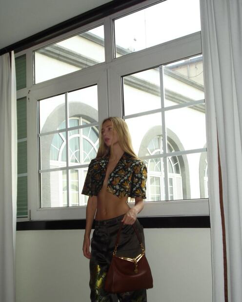 Ester Expósito luciendo un outfit con crop top y pantalón con detalles dorados. Fuente: Instagram @ester_exposito