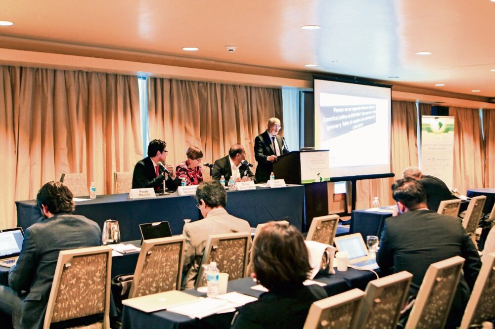 Algunos de los participantes en la Tercera Conferencia sobre Gestión del Espectro en América Latina. Los ponentes indicaron que México demuestra creatividad en cuanto a accesibilidad a los servicios móviles (NADYA MURILLO. EL UNIVERSAL)