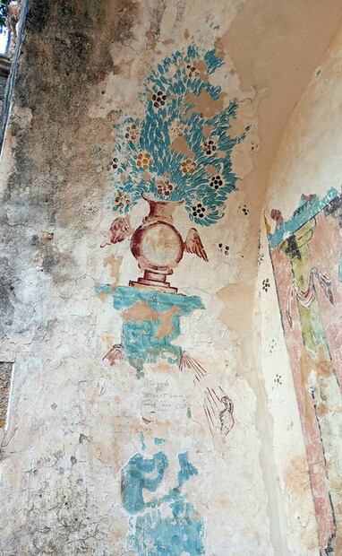Mientras el exterior de maravillas como el Coliseo de Roma o las pirámides de Egipto lucen sólo el color de las piedras, edificios que usaron azul maya están lejos de dicha situación, como el antiguo convento de San Antonio de Padua en Ticum, Yucatán. Foto: Tomada de Facebook.