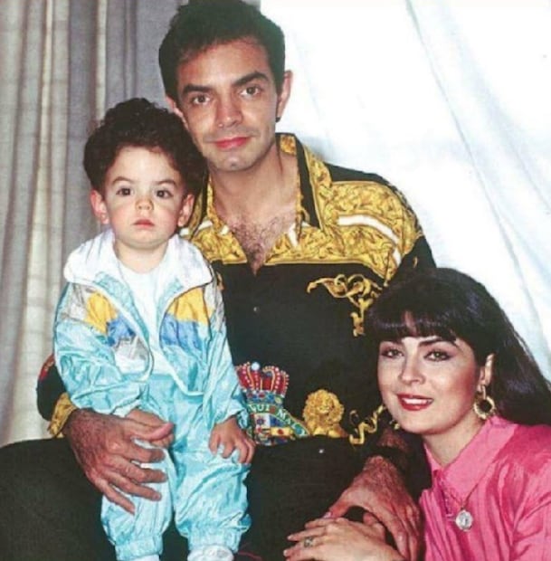 Victoria Ruffo y Eugenio Derbez se conocieron en 1989 durante las grabaciones de la telenovela "Simplemente María", donde surgió su romance rápidamente. Poco después, confirmaron el embarazo de su hijo José Eduardo, nacido en 1992, lo que aceleró planes de compromiso.​