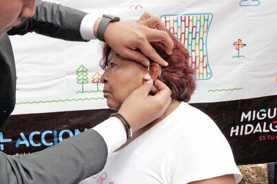 Dan aparatos auditivos a personas de bajos recursos 