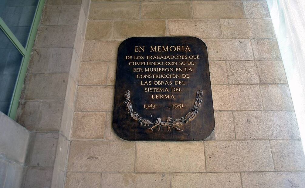 Esta placa conmemora a las decenas de trabajadores que fallecieron durante las obras del Sistema Lerma, entre 1943 y 1951. Wikimedia Commons.