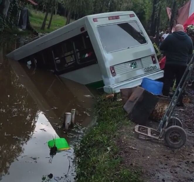 VIDEO: Así fue como microbús arrasó con puesto de comida y cayó con todo y pasaje a canal de Xochimilco