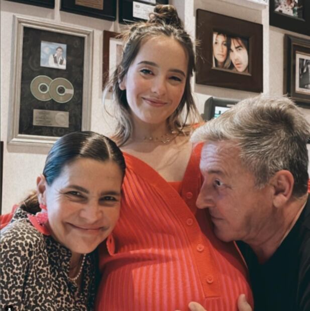 Índigo, hija de Evaluna y Camilo, debuta como modelo de ropa creada por su abuela