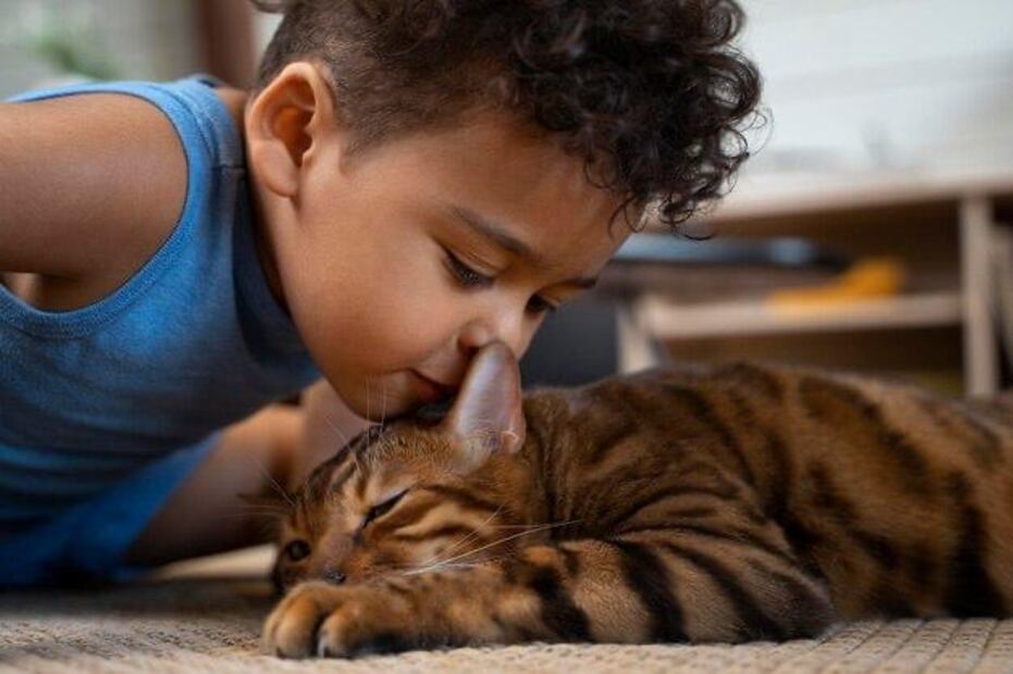 Los gatos ofrecen múltiples beneficios para la salud física y emocional de los niños. Fuente: Freepik.