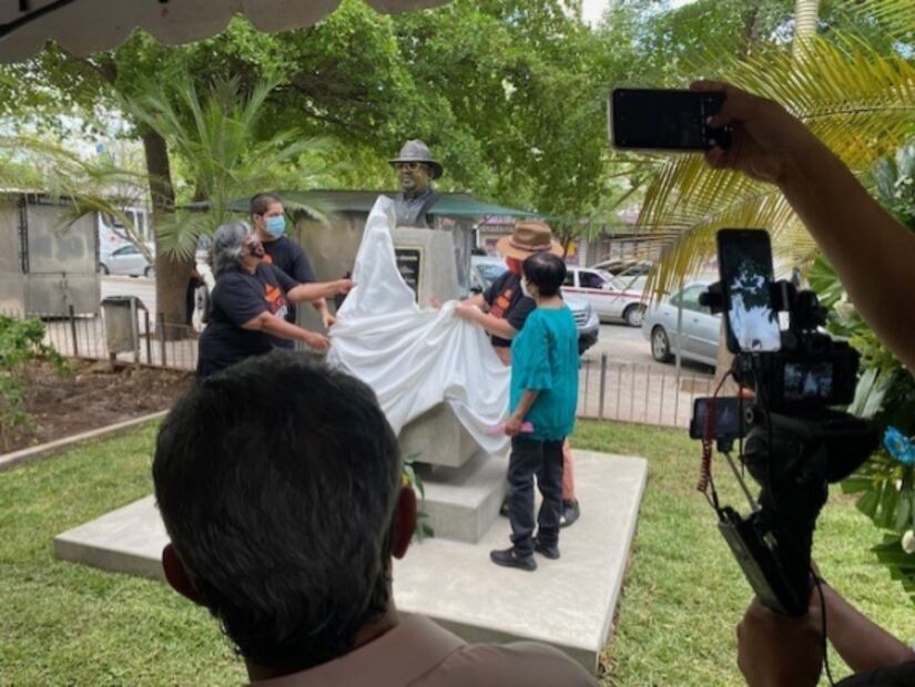 A cuatro años de su asesinato, develan busto de Javier Valdez Cárdenas en Sinaloa