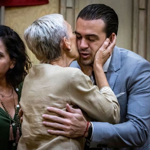 Así de hermosa luce JLo con su cabello al natural