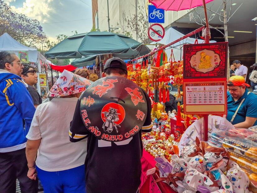 En el Barrio Chino de la CDMX puedes encontrar diversos souvenirs o "recuerdos" del año de la Serpiente de Madera y de otras figuras populares de la cultura asiática. (Foto; Jorge Alejandro Medellín/ EL UNIVERSAL)