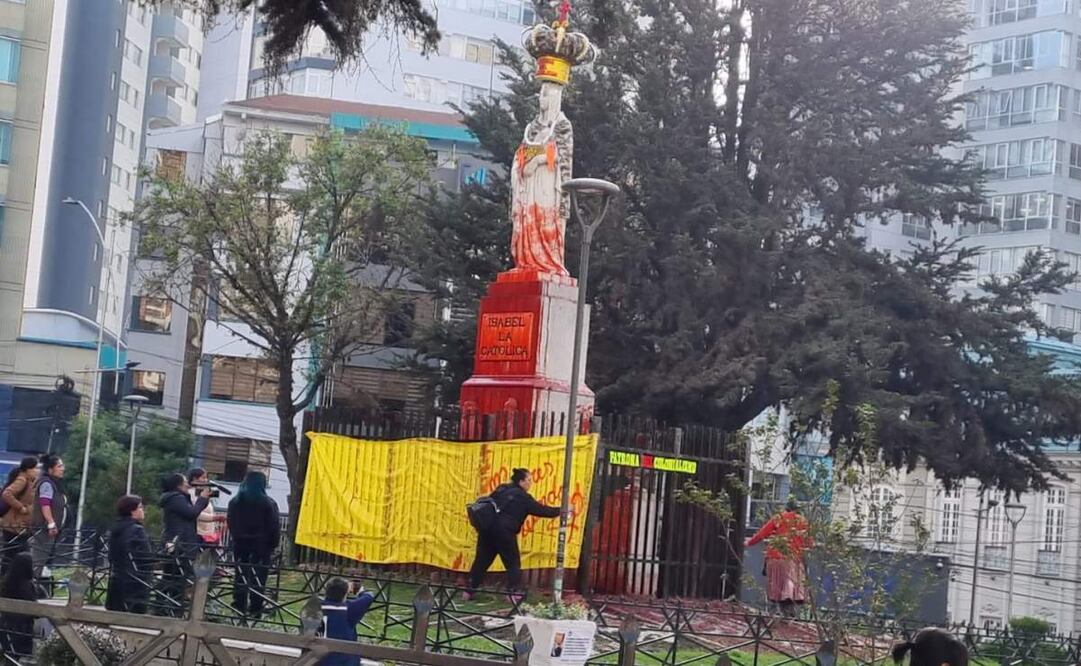 Colectivo Bolivia Mujeres Creando pintan estatua de Isabel la Católica. Foto: X - @ivanariasduran