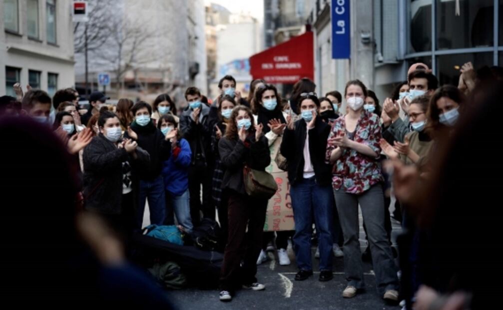 Toman teatros en Francia para protestar contra restricciones por Covid-19