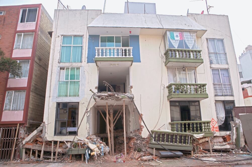 Peligro. Tras los daños que tuvieron varios edificios por el sismo, autoridades revisarán el Atlas de Riesgos (ARCHIVO. EL UNIVERSAL)