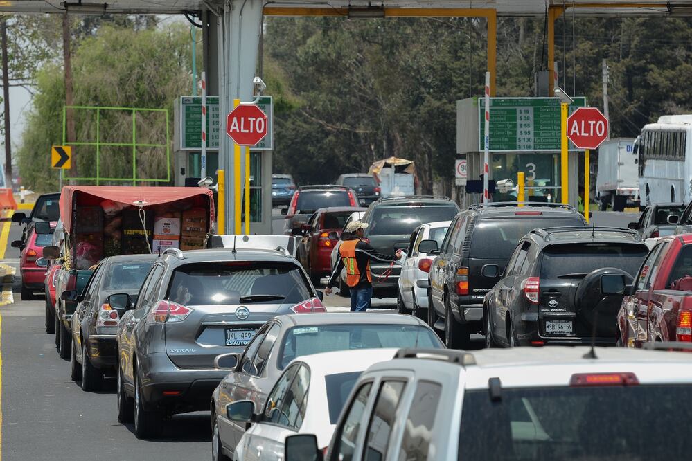 Automovilistas que circulan por autopistas a cargo de Caminos y Puentes Federales (CAPUFE) deberán realizar su pago únicamente con TAG IAVE, ya que desaparecerá la modalidad de pago en efectivo. (Foto: Arturo Hernández/ EL UNIVERSAL)