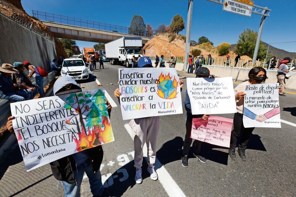 Pobladores de Lerma bloquearon ambos sentidos de la autopista Toluca-Naucalpan y denunciaron que no ha habido apoyo para apagar los incendios. Foto: de Jorge Alvarado. EL Universal