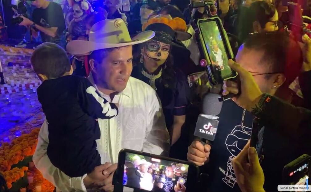 El atentado que cobró la vida del funcionario ocurrió durante el Festival de las Velas en la plaza principal de Uruapan. Foto: Tomadas de @CarlosAlbManzo