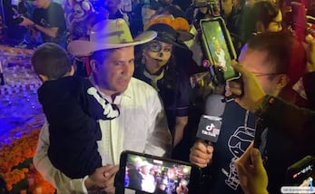 Asesinan a Carlos Manzo, presidente municipal de Uruapan, Michoacán. Foto: Tomadas de @CarlosAlbManzo