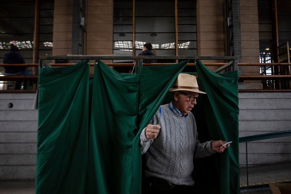 Un hombre sale con su voto marcado para votar en la jornada del plebiscito constitucional, en Santiago (Chile). FOTO: AILEN DÍAZ. EFE