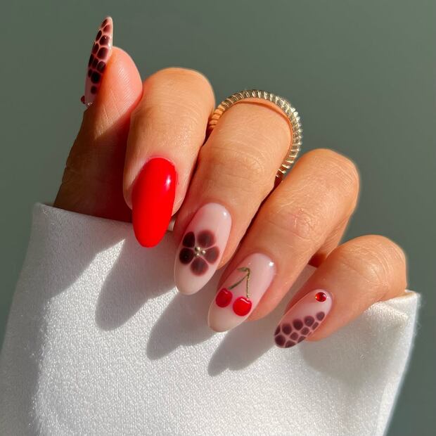 Mezcla flores y cerezas en tu manicura de marzo. Foto: Instagram @iolapallade_beauty