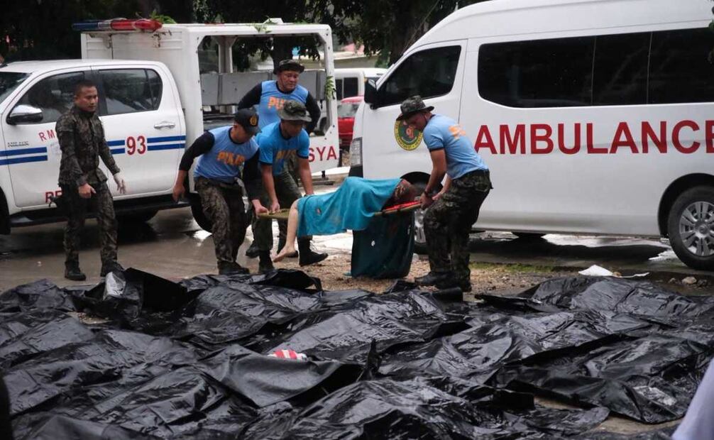 Policías cargan a una víctima entre bolsas para cadáveres tras un terremoto en la ciudad de Bogo, isla de Cebú, Filipinas, este miércoles. Según un comunicado de la Oficina Provincial para la Reducción y Gestión del Riesgo de Desastres (PDRRMO) de la isla de Cebú al menos 61 personas murieron tras un terremoto de magnitud 6,9 que azotó la costa de la isla de Cebú el 30 de septiembre. El epicentro del terremoto se localizó cerca de la ciudad de Bogo. Foto: EFE
