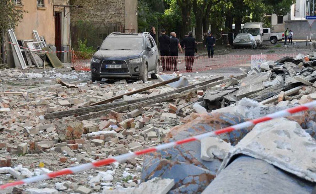 Personas caminan en el lugar de un ataque ruso contra una zona residencial tras un masivo ataque nocturno en Lviv, Ucrania, el 21 de agosto de 2025, en medio de la invasión en curso. Una persona murió y al menos otras tres resultaron heridas en la ciudad occidental ucraniana después de que Rusia lanzara un ataque a gran escala con al menos 40 misiles de diferentes tipos y 574 drones por todo el país, según el Servicio Estatal de Emergencias. (Rusia, Ucrania, Leópolis). Foto: EFE