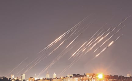 Irán e Israel intercambian bombardeos con misiles