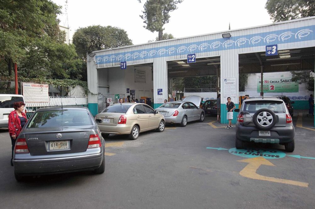 Autoridades federales han señalado que parte de los problemas de contaminación se debe a la corrupción que hay en los verificentros (ARCHIVO EL UNIVERSAL)