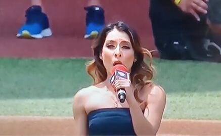 María León se equivoca en el Himno Nacional Mexicano durante el México City Series