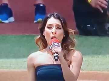 María León se equivoca en el Himno Nacional Mexicano durante el México City Series