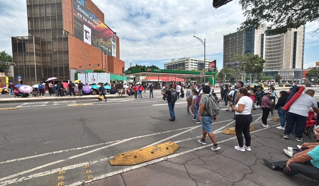Maestros de la CNTE realizan bloqueos en Circuito Interior y sobre Paseo de la Reforma previo al encuentro con autoridades en la Secretaría de Gobernación en la Ciudad de México, el 28 de mayo de 2025. Foto: Juan Carlos Williams/EL UNIVERSAL