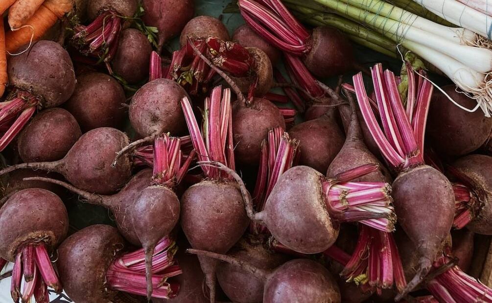 Las antiguas civilizaciones solo consumían las hojas, la pulpa del betabel se utilizaba como medicamento para combatir los dolores de muelas y de cabeza. Foto: Katherina / Pexels