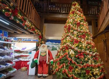 Desfile navideño y una villa de Santa en el pueblo de Tlalpujahua