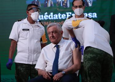AMLO se vacuna contra Covid-19; le aplican la AstraZeneca