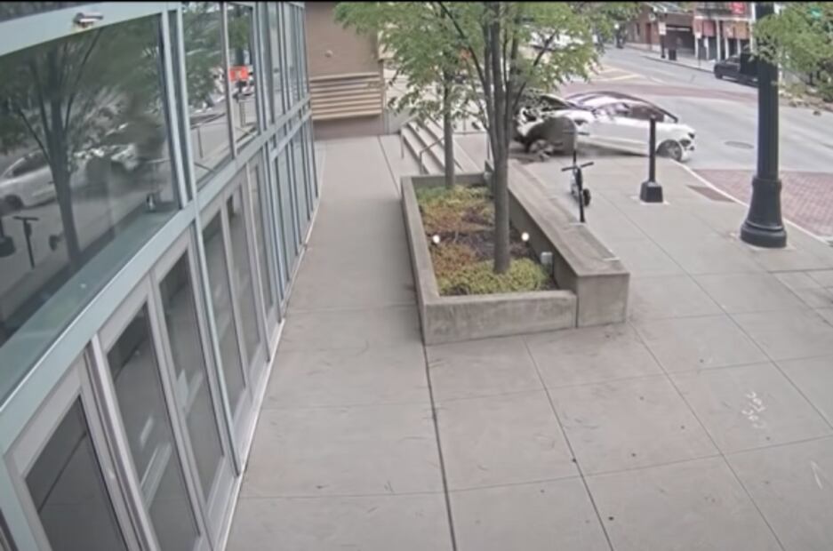 Conductor choca su Tesla y le cobran más de 7 millones de pesos en daños