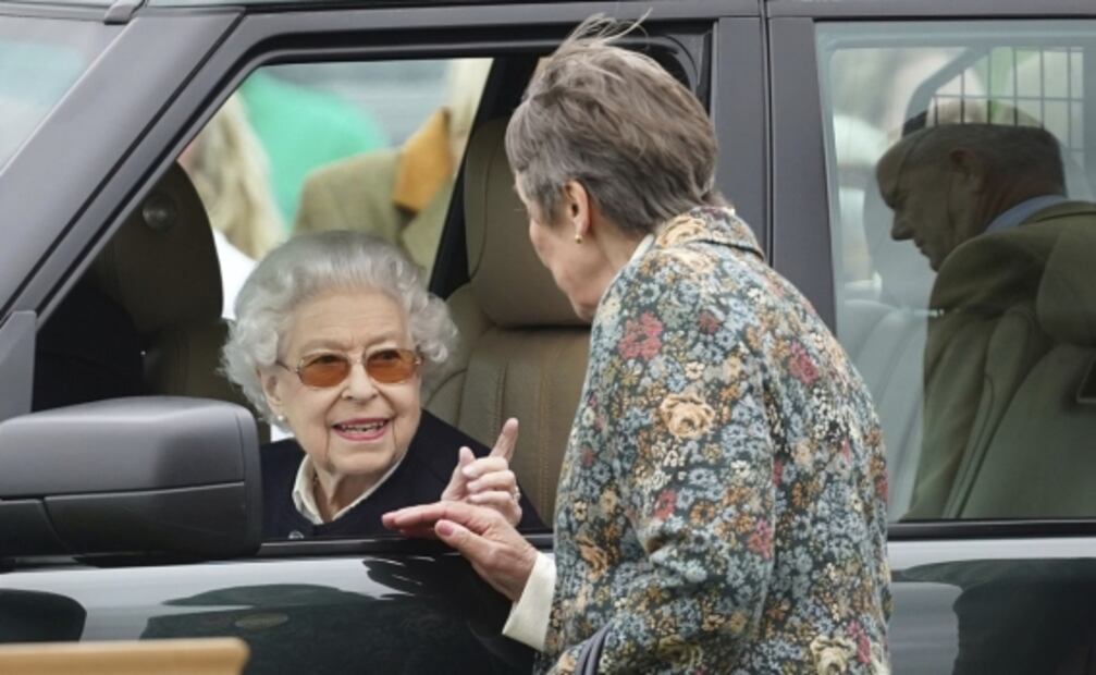 Reina Isabel II asiste a competencia en Windsor en la que compiten sus caballos