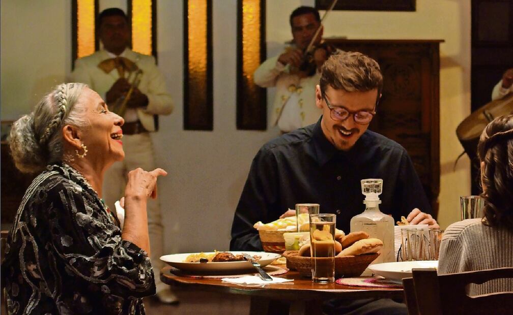 Teresa Rábago y Gabriel Agüero, quien encarna al narco Alejandro Cardona. Foto: AMC
