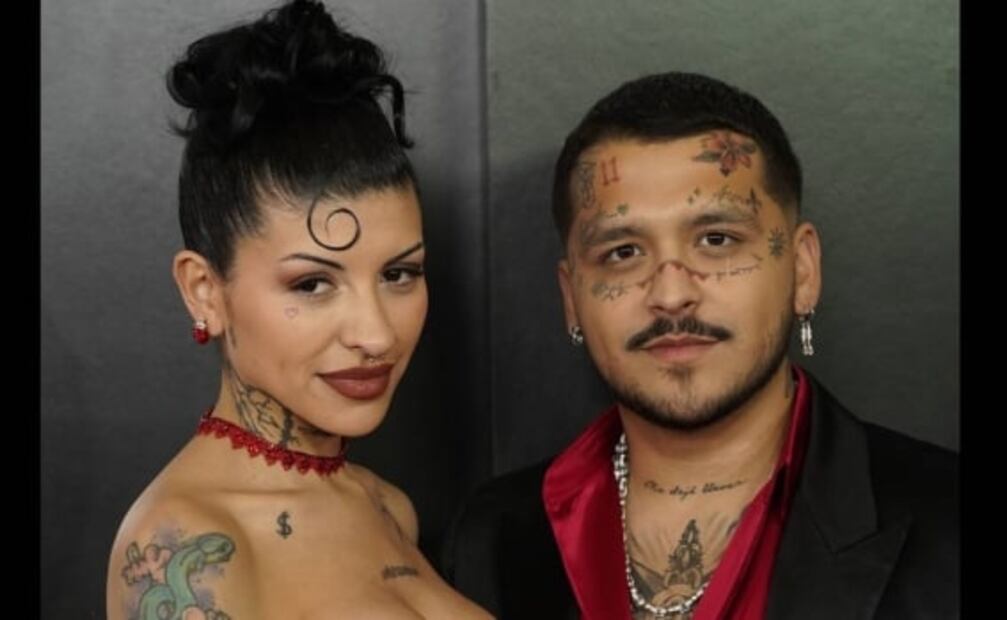 De la mano y presumiendo tatuajes, Christian Nodal y Cazzu posan juntos en su primera alfombra roja