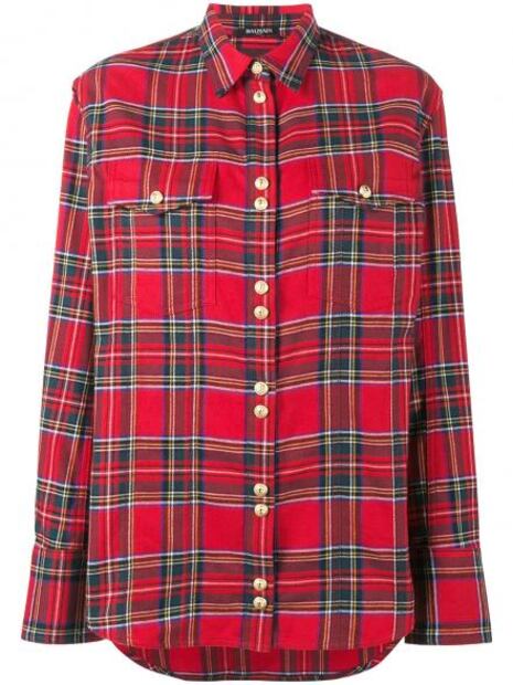 Melania Trump hace jardinería con blusa de 25 mil pesos