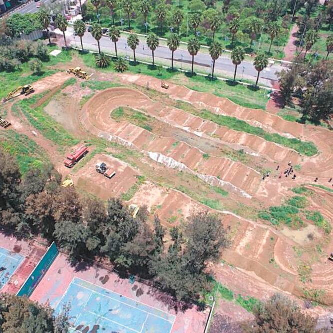 Otro espacio que se quedó “a medias” es el que se destinaría a una pista para bicicleta de montaña y donde incluso hay maquinaria, dijo Quintero. ESPECIAL