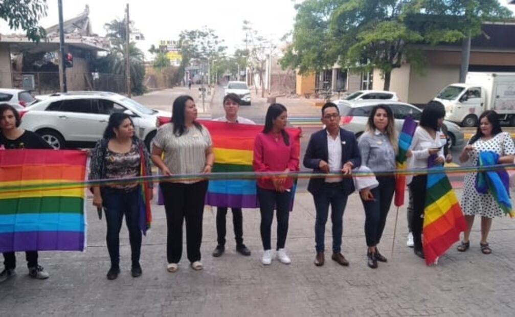 Pintan puente Bimodal de Culiacán con bandera arcoiris 