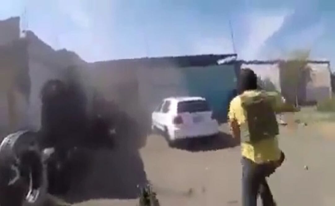 Los pistoleros, encapuchados y con chalecos antibalas, descienden de las unidades y corren hacia el establecimiento. Foto: Tomada de video