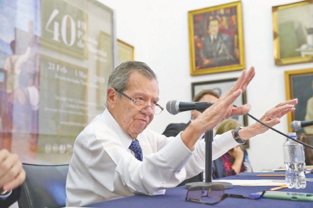 Porfirio Muñoz Ledo agradeció a los autores del libro que se presentó en la FIL del Palacio de Minería por congregar en esa obra parte de sus vivencias. Foto: DIEGO SIMÓN. EL UNIVERSAL