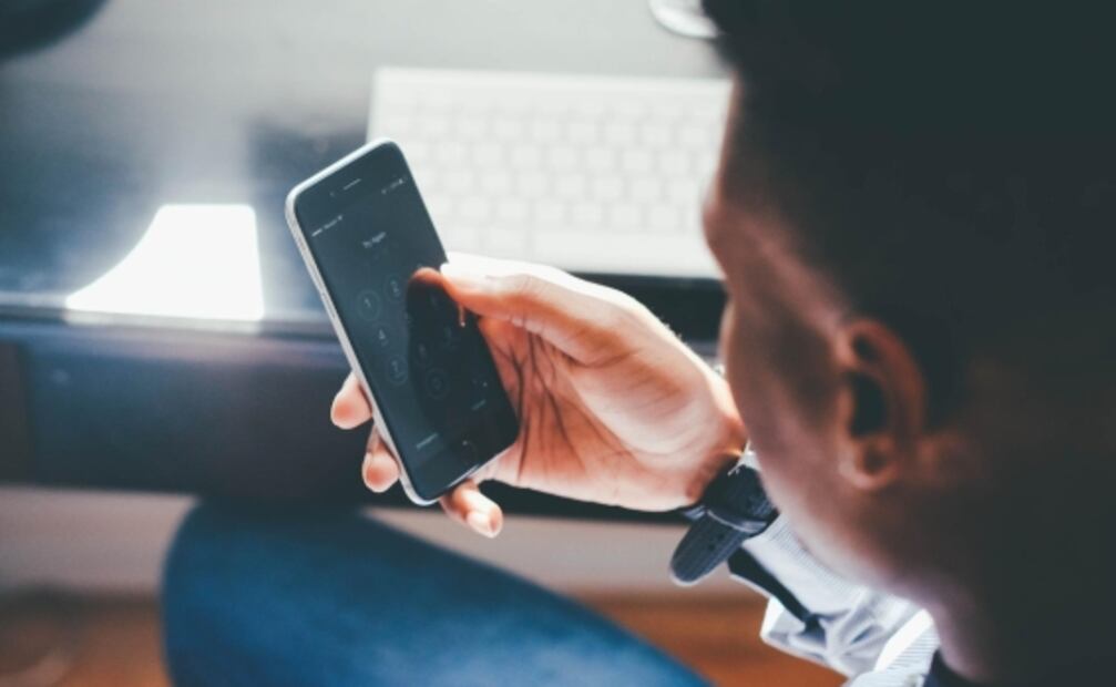 ¿Qué riesgos de salud puede causar dormir cerca del celular?