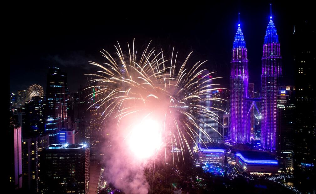 Fuegos artificiales sobre las Torres Gemelas Petronas durante la celebración del Año Nuevo en Kuala Lumpur. Foto: AFP