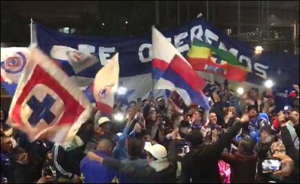 Aficionados llevan serenata a Cruz Azul
