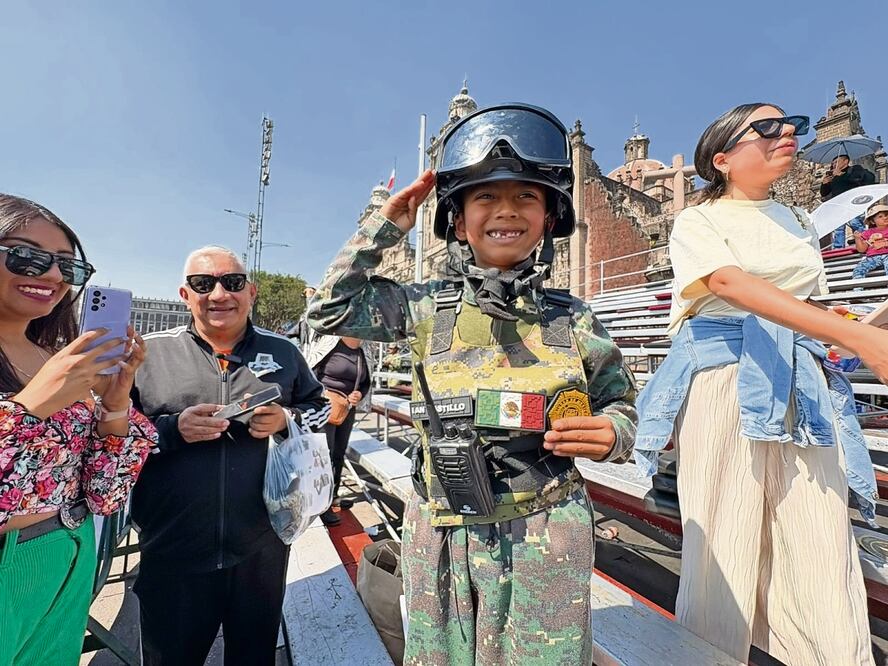 Con un uniforme militar confeccionado a su medida, un pequeño de nombre Ian Castillo causó
sensación entre los asistentes al desfile de la Revolución Mexicana. Foto: Salvador Corona / EL UNIVERSAL