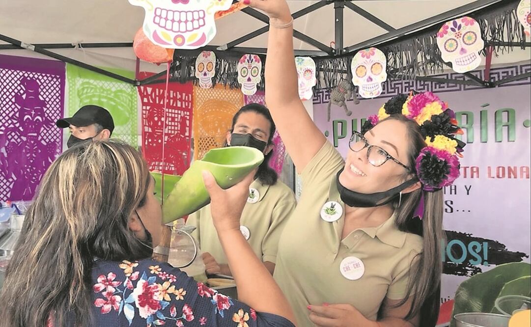 Pulques blancos de ajo y curados de chocolate, mamey, cempasúchil, piñón, nuez, jitomate, avena, apio, guayaba y hasta de teocintle fueron degustados en penca de maguey en la feria. Foto: Rebeca Jiménez. El Universal 
