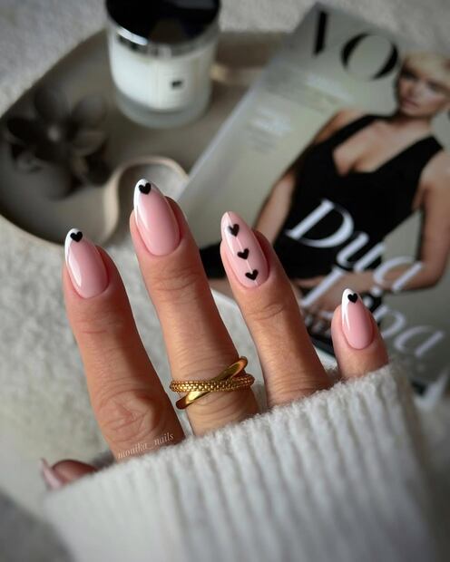 Puedes añadir corazones negros a la clásica manicura francesa. Foto: Instagram @monika__nails