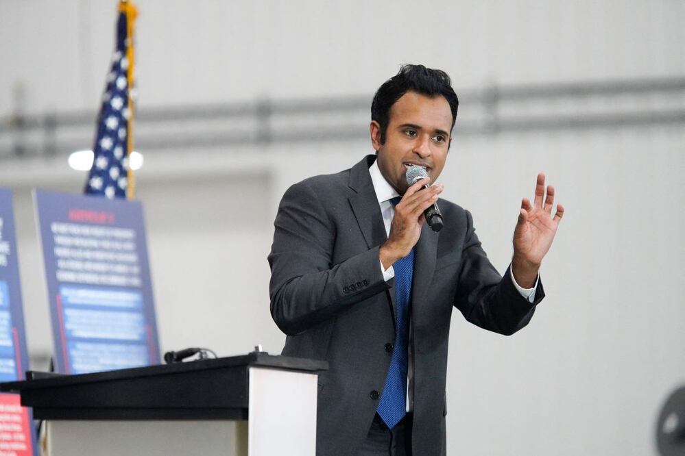 Vivek Ramaswamy, aspirante republicano a la presidencia de EU, en un discurso en la manufacturera de plásticos Axium Plastic, en New Albany, Ohio. FOTO AFP